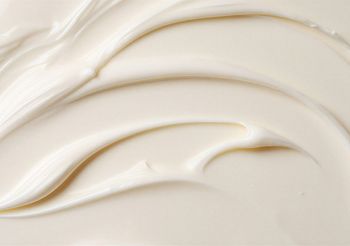 Cetyl Hydroxyethylcellulose służy jako zagęstnik kremów, ma postać białego lub kremowego proszku.