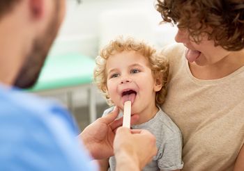 Objawy szkorbutu w jamie ustnej to krwawienia z dziąseł, ich cofanie się, chwiejność zębów,   sucha błona śluzowa jamy ustnej, nieprzyjemny zapach z ust.