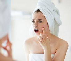 Trądzik u dorosłych − przyczyny, leczenie i pielęgnacja cery trądzikowej