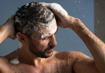 Mycie włosów szamponem trychologicznym. Fot. Adobe Stock.