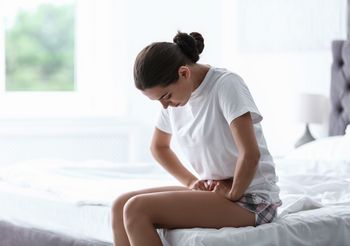 Pieczenie pochwy ma najczęściej przyczynę alergiczną lub infekcyjną, jednak może też być odczuwane po stosunku, w okresie ciąży, menopauzy, po porodzie. Fot. Adobe Stock.