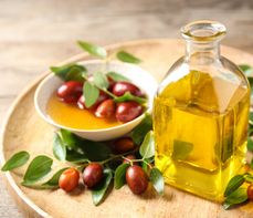Olej jojoba na skórę i włosy, czyli standard nawilżania. Jak go stosować?