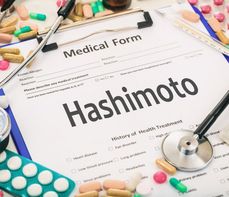 Objawy choroby Hashimoto – jak rozpoznać tę niedoczynność tarczycy?