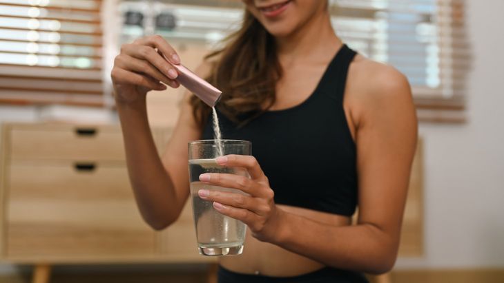 Kolagen wołowy występuje między innymi w postaci proszku do rozpuszczenia w wodzie. Zalecany jest na przykład sportowcom.