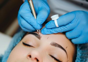 Microblading brwi to wprowadzenie do skóry barwnika. Przyrządem przypominającym cienkopis rysuje się pojedyncze włoski.