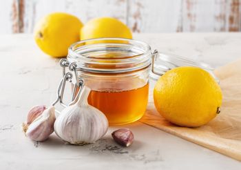 Syrop z czosnku można przygotować z dodatkiem soku z cytryn i miodu, by był zdrowszy i smaczniejszy.