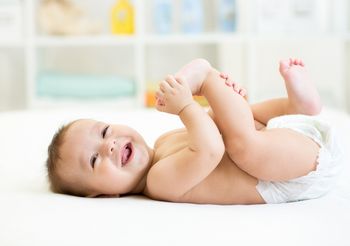 Alergia na pampersy jest zazwyczaj wywołana przez zapachy, barwniki, kleje lub środki konserwujące w pieluchach.