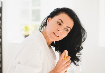 Odżywka z keratyną do włosów może być w formie sprayu do stosowania bez spłukiwania. Najlepiej nie nakładać jej u nasady włosów, by ich nie obciążyć.