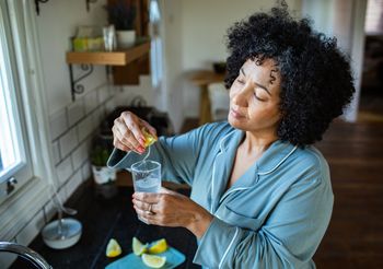 Witamina C wspiera układ odpornościowy w czasie przeziębienia. 