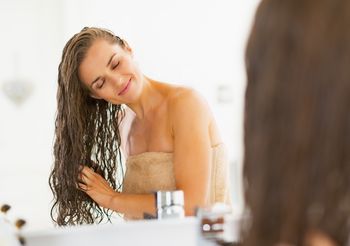 Olejowanie włosów.