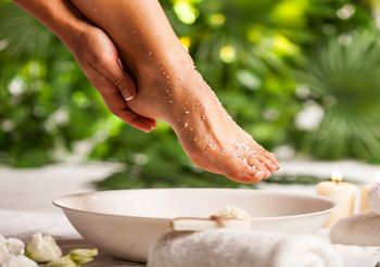 Wysuszoną skórę pękających pięt można zmiękczyć np. w ziołowej kąpieli.