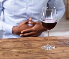 Ból brzucha po alkoholu – co na to poradzić?