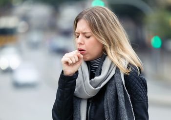 Suchy kaszel często występuje na początku infekcji wirusowej górnych dróg oddechowych.