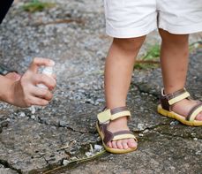 Co stosować na komary dla dzieci: opaska, plaster, spray?