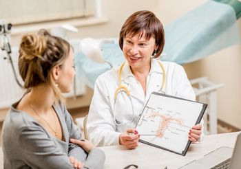 Skracanie się szyjki macicy w ciąży można rozpoznać tylko podczas wizyty u ginekologa.