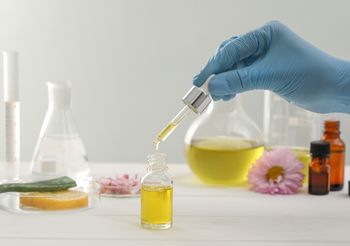 PEG-100 Stearate stabilizuje produkty i zapobiega rozwarstwianiu się kosmetyków.