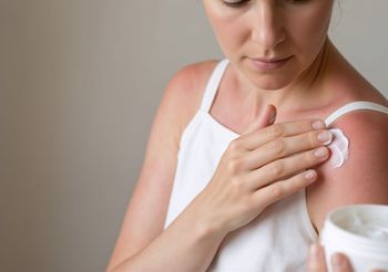 Pantenol jest częstym składnikiem kosmetyków nawilżających do ciała oraz produktów po opalaniu. 