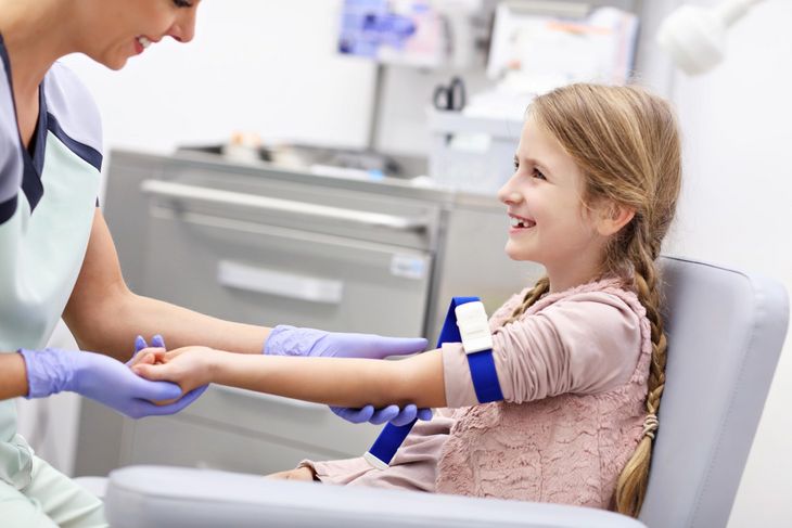 Badania krwi pozwalają ocenić poziom witamin i minerałów w organizmie, choroby autoimmunologiczne, alergie, infekcje czy zaburzenia hormonalne. Fot. Adobe Stock.