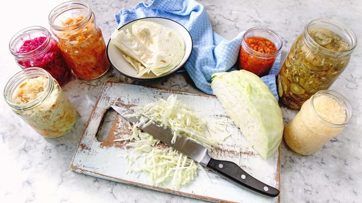 Szczepy bakterii traktowanych jako psychobiotyki są obecne także w wielu pokarmach, zwłaszcza fermentowanych produktów mlecznych i kiszonkach. Fot. Adobe Stock. Szczepy bakterii traktowanych jako psychobiotyki są obecne także w wielu pokarmach. Dotyczy to zwłaszcza fermentowanych produktów mlecznych i kiszonek.