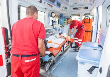 Pacjent jest przewożony ambulansem