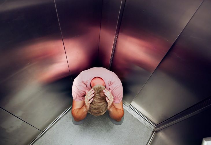 Klaustrofobia – dlaczego się pojawia, jak rozpoznać objawy, na czym polega leczenie