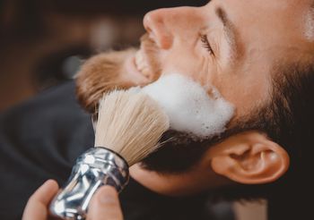 Kosmetyki do pielęgnacji brody stosuje się nie tylko u barbera.