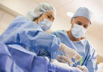 lekarze prowadzą operację