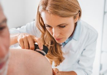 Krostki na ramionach najlepiej pokazać dermatologowi.