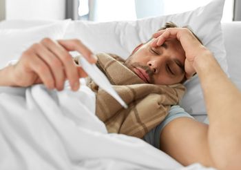 Jak zbić gorączkę u dorosłych? Zwykle stosuje się leki z grupy niesteroidowych leków przeciwzapalnych lub paracetamol.