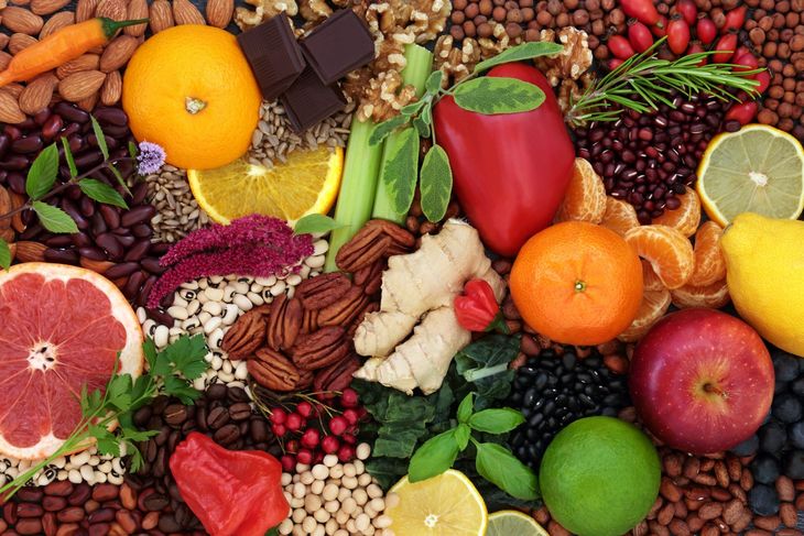 Najwięcej flawonoidów jest w owocach i warzywach (cytrusy, seler, czerwona papryka, jabłka, kiwi, cebula, rośliny strączkowe, sałata, brokuły, kapusta, owoce czarnego bzu, ciemne winogrona).