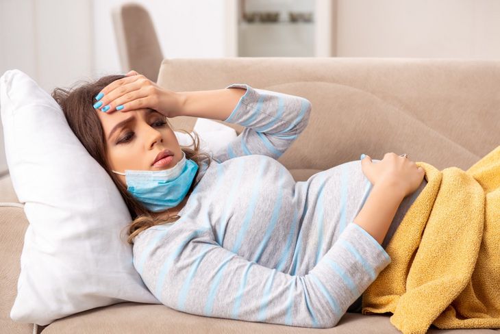 Grypa w okresie ciąży może mieć ostry przebieg i grozi powikłaniami dla matki i dziecka, dlatego leki na grypę w ciąży zawsze powinien zaproponować lekarz.