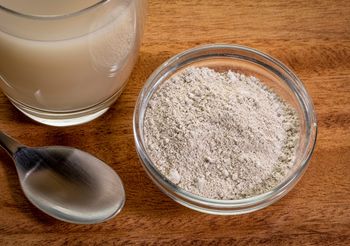 Ziemia okrzemkowa, inaczej diatomit, w formie spożywczej występuje jako miałki proszek o barwie białej lub żółtej, bez zapachu.