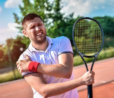 Ból barku promieniujący do ręki, ból barku w nocy – co może oznaczać?