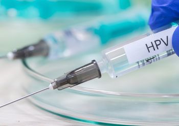 Można się zaszczepić przeciwko typom HPV powodującym raka szyjki macicy i rozwój brodawek płciowych.